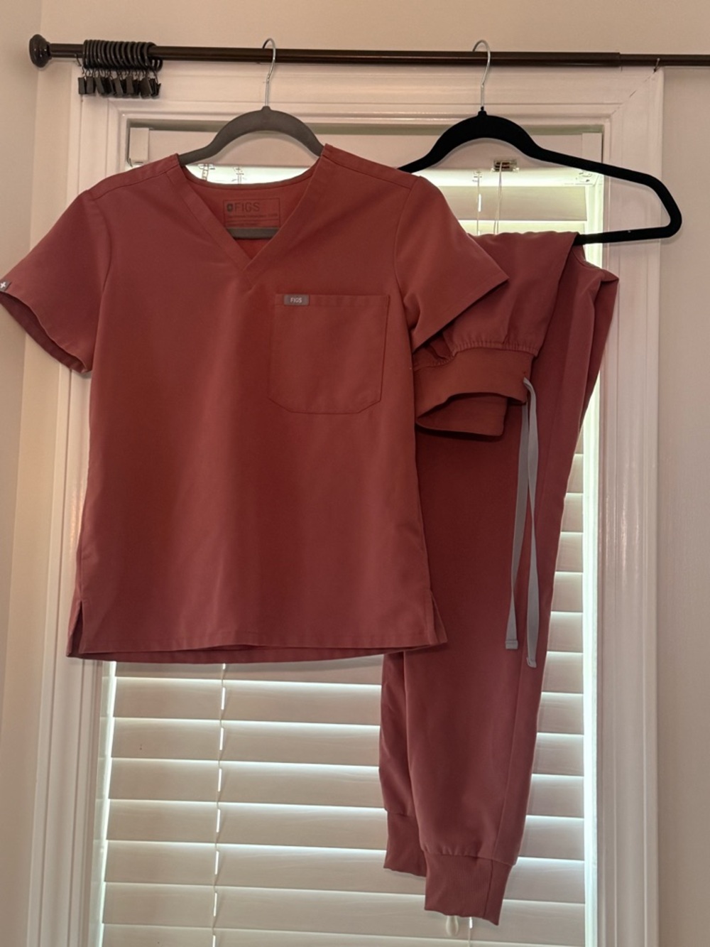 Figs set: Catarina scrub top with Zamora High waisted joggers - xxs
Mauve